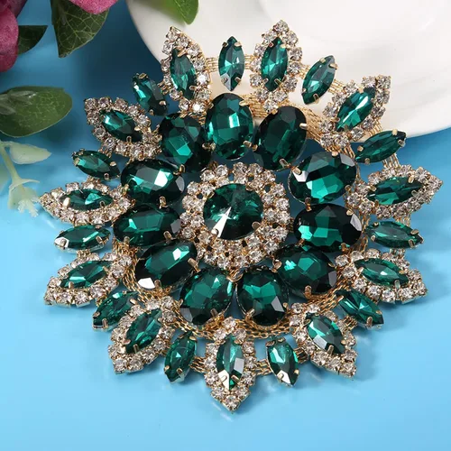 Vista 3 de Broche de flores de diamantes de imitación de cristal, base de oro verde para mujer, broche de ramillete grande de 4.3 in, bolso de bufanda