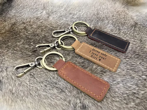 Vista 4 de Llavero de piel personalizada, llavero de coordenadas, 3er aniversario, regalo para cumpleaños, llavero, el mejor regalo marrón, Marrón