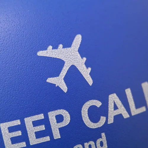 Vista 4 de Needzo Mantén la calma y aprieta durante la turbulencia, pelotas de estrés, ansiedad de vuelo, accesorio de comodidad de miedo a volar, 2.48 pulgadas