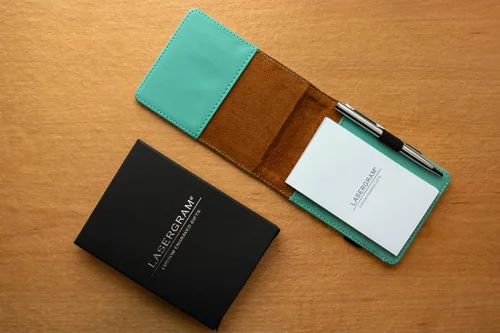 Vista 3 de LaserGram Mini padfolio con bloc de notas y bolígrafo, asistente de enfermera certificada por la CNA, grabado personalizado incluido (verde azulado)
