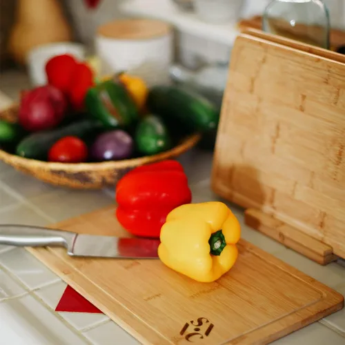 Vista 7 de Stone & Clay Juego de 3 tablas de cortar de madera de bambú (pequeñas, medianas y grandes) con soporte, perfectas para queso, verduras, frutas