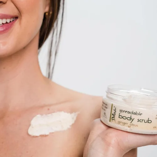 Vista 5 de Deluvia - Exfoliante corporal hidratante con aceites esenciales de jengibre y cítricos y minerales del mar muerto, paquete de 2