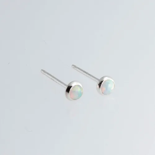 Vista 86 de Aretes pequeños de plata de ley para cartílago, tragus, hélix, múltiples piercings hipoalergénicos, piedra natal para mujer, juego de bisel