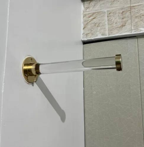 Vista 5 de Gancho para ropa montado en la pared, acabado de latón pulido, barra de Lucite resistente con soportes dorados, organizador de armario para abrigos