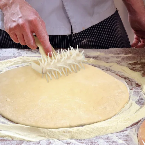 Vista 5 de Orblue Docker para masa de pizza, rodillo de pizza con pinchos, herramienta de acoplamiento de pizza para cocina doméstica y comercial, accesorios
