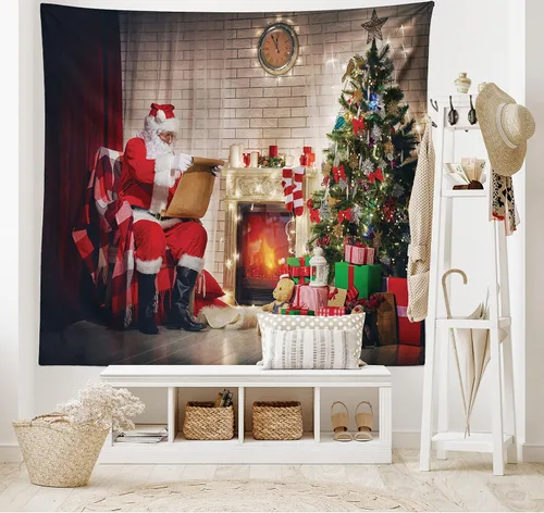 Vista 2 de Ambesonne Tapiz de Papá Noel, viejo Papá Noel sentado en casa en la noche de Navidad, leyendo una carta cerca del árbol, colgante de pared ancho
