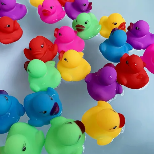 Vista 4 de Paquete de 144 mini patos de goma, mini patitos de goma coloridos de baño para niños, flotar y chillar, juego de juguetes de piscina para regalos