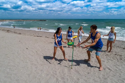 Vista 6 de Bottle Bash Outdoor Flying Disc Game Set – Frisbee Toss Backyard and Beach Game for Family, Adult & Kids - Beersbee & Polish Horseshoes