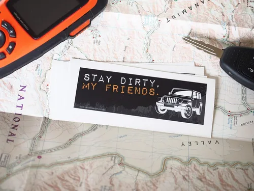Vista 8 de Adhesivo de vinilo para parachoques Stay Dirty My Friends Offroad para KTM, BMW GS, Land Cruiser FJ40, 4x4, 4WD Para motociclistas y Overlanders