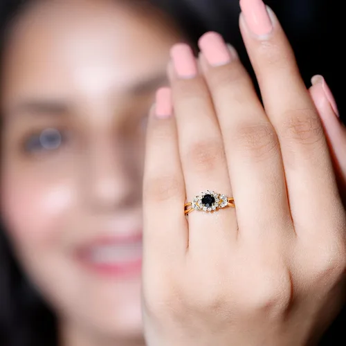 Vista 3 de Anillo de compromiso con halo de flor de diamante y ónix negro certificado para mujer Calidad AAA