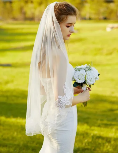 Vista 7 de BEAUTELICATE Wedding Bridal Veil with Comb 1 Tier Lace Applique Edge Fingertip Length