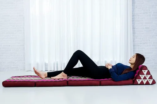 Vista 4 de Leewadee Cómodo colchón japonés de suelo, cama tailandesa con cojín triangular, colchón futón, tapete de masaje tailandés extra largo, 89 x 20 Rosa