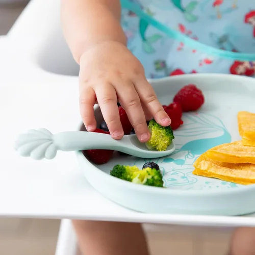 Vista 4 de Bumkins Disney - Juego de platos y cucharas para bebés y niños pequeños, plato de silicona para bebés y niños, destete LED, suministros