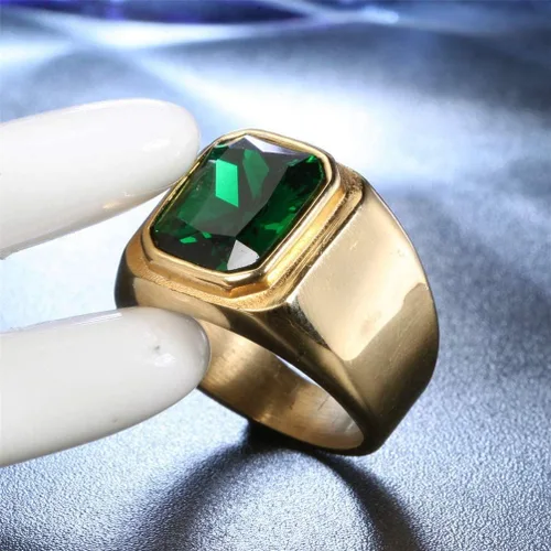 Vista 2 de Anillo de acero inoxidable chapado en oro con piedra cuadrada disponible en varios