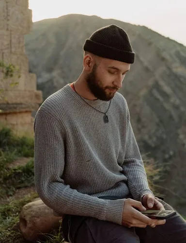 Vista 2 de Airrty Collar con colgante de letra A-Z con inicial para hombres y mujeres, chapado en plata de ley, collares de letras para hombres, caja cuadrada