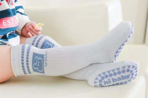 Vista 2 de Calcetines antideslizantes hasta la rodilla para bebé y niño, calcetines de tubo con agarres antideslizantes para bebés