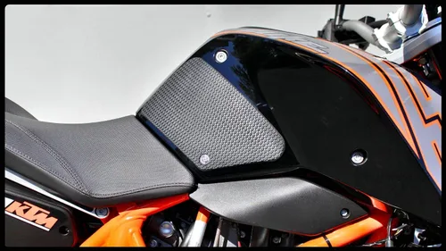 Vista 2 de Puños para tanque de agarre – KTM DUKE 690 (2012 – ACTUAL) Incluye TP 90 – 62-4502-SS – SnakeSkin