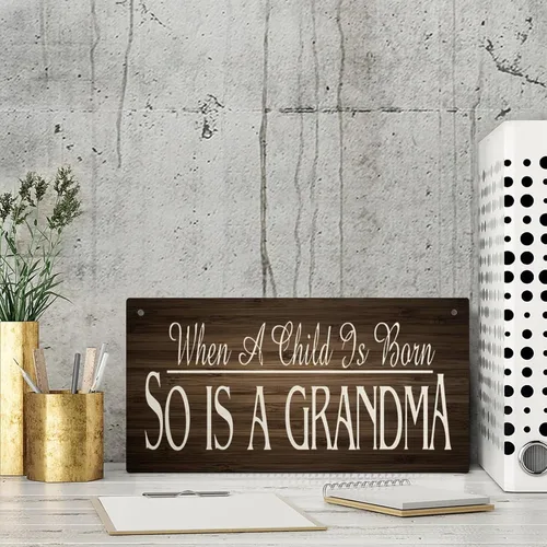 Vista 3 de Letrero colgante de madera con texto en inglés «When A Child Is Born, So Is A Grande», decoración de puerta colgante de madera rústica para puerta
