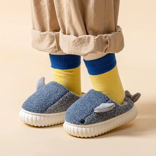 Vista 4 de Cozomiz Pantuflas para niños y niñas, lindas pantuflas de delfín para invierno, con forro de piel sintética, cálidas, antideslizantes