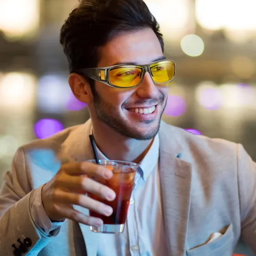 Vista 5 de URUMQI Gafas de conducción de visión nocturna para hombres y mujeres, lentes polarizados antirreflejos, lentes de alta definición amarillas