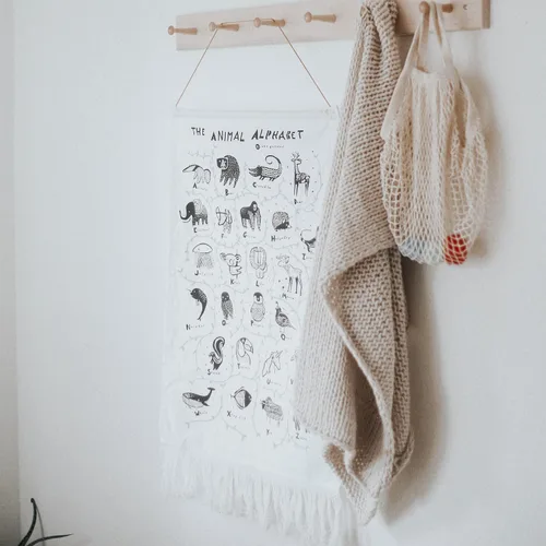 Vista 5 de Wee Gallery Tapiz de alfabeto de animales, tela de algodón orgánico, decoración de pared para bebé, niños, guardería, sala de juegos, educativo