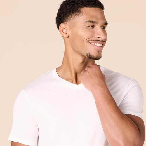 Vista 4 de Tienda Essentials Camiseta interior con cuello en V para hombre, transpirable, de algodón, paquete de 6