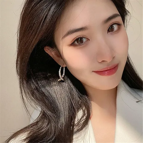 Vista 2 de Aretes curvados con cruz, chapados en oro de 18 quilates para mujer, aretes de cruz de diamante para oreja, regalos de joyería para mujeres