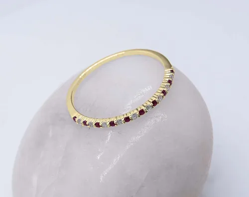 Vista 3 de Dazzlingrock Collection Alianza redonda alternativa de rubí y diamante blanco apilable para mujer en oro, 18 quilates, piedra preciosa, oro, Rubí