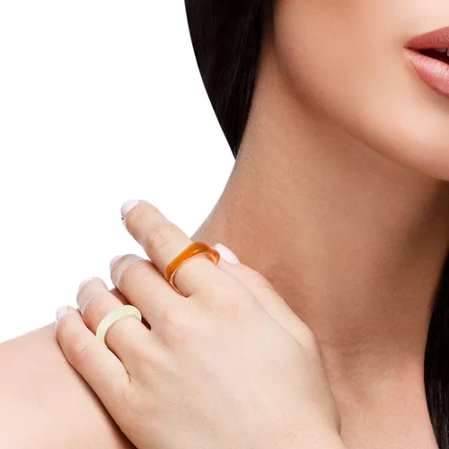 Vista 3 de SENNI Anillos de resina acrílica coloridos y lisos con cuentas elásticas para mujeres y niñas