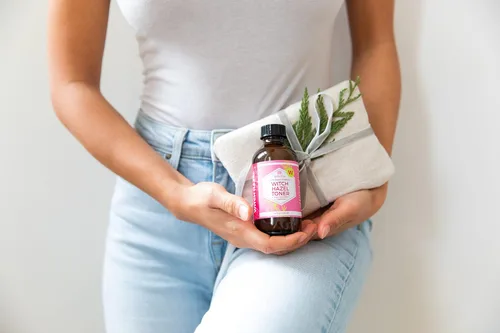 Vista 6 de Leven Rose - Tónico sin alcohol de hamamelis, 100% agua de rosas facial orgánica pura con pétalos de rosa, caléndula, pepino y flor de manzanilla, 4
