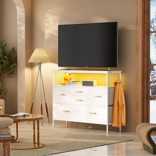 Vista 2 de Cómoda blanca YILQQPER para dormitorio, soporte de TV con 6 cajones, cómoda de dormitorio con enchufes de corriente y luz LED, cómodas de tela