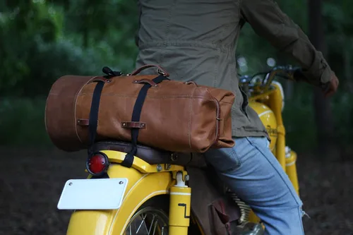 Vista 6 de Bolsa de lona para motocicleta de cuero genuino de grano completo resistente de inspiración militar Alforja Bolsa de fin de semana Con correas