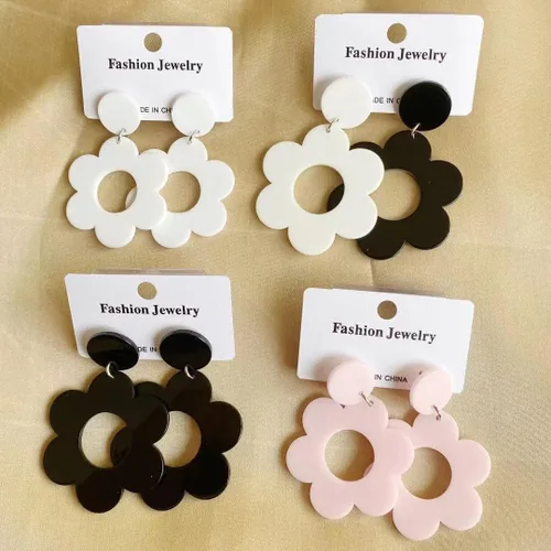 Vista 4 de Caiyao Aretes vintage de resina de los años 60 y 70 para mujeres y niñas, bonitos aretes colgantes de flores huecas, adolescentes, novia, fiesta