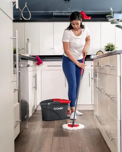 Vista 7 de O-Cedar EasyWring - Sistema de limpieza de suelos con balde y fregona giratoria de microfibra + 2 recambios adicionales, rojo/gris