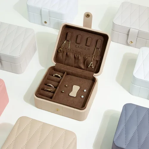 Vista 4 de KAMIER Joyero de viaje, de cuero acolchado con diamante, cajas de joyería portátiles para mujeres y niñas, organizador pequeño para collares