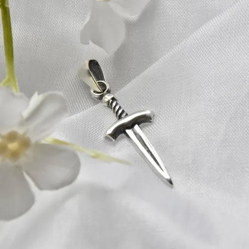 Vista 2 de Colgante de espada de plata de ley 925, collar de daga minimalista unisex hecho a mano