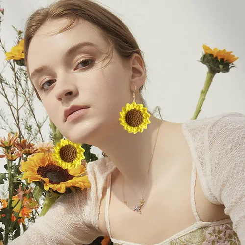 Vista 6 de Aretes colgantes únicos y ligeros hechos a mano con forma de girasol grande, bonitos aretes de gancho floral de flor bohemia para mujer, fiesta