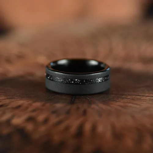 Vista 2 de Anillo de boda para hombre, tungsteno de meteorito aplastado, negro, 0.315 in