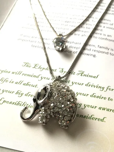 Vista 3 de Smiling Wisdom - Conjunto de regalo de collar y tarjeta de felicitación de elefante animal - Mujer - (Elefante de 2 hilos), Papel, aleación de zinc