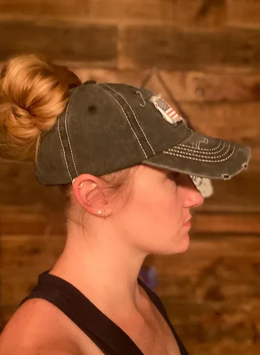 Vista 2 de Sombrero de cola de caballo desgastado para mujer, diseño de bandera americana, gorra de cola de caballo alta
