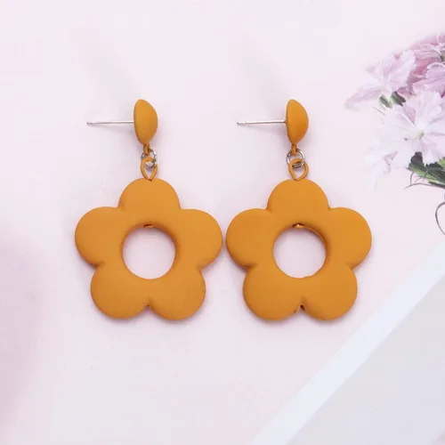 Vista 6 de Pendientes florales vintage - diseños de margaritas y groovy, aretes colgantes de arcilla