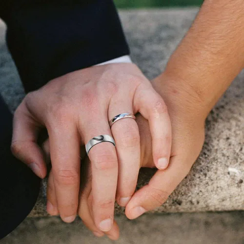 Vista 4 de Anillos de promesa de corazón a juego personalizados para parejas, de acero inoxidable, grabados personalizados, para él y ella, juego de anillos