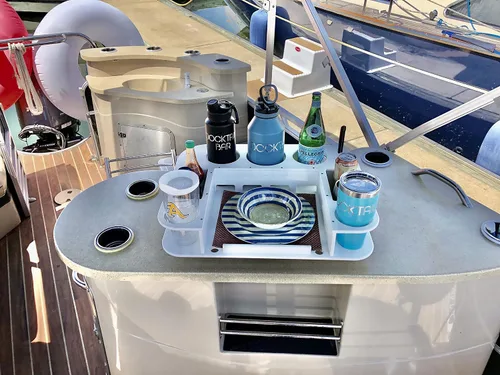 Vista 5 de Docktail Butler - Organizador de mesa para barco, barra portátil montada al vacío con portavasos A - Blanco