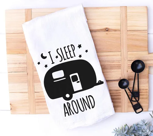 Vista 2 de Toalla de cocina hecha a mano con texto en inglés "I Sleep Around RV Camping Kitchen Towel – Toalla de cocina 100% algodón con refranes divertidos
