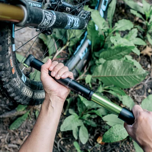 Vista 3 de OneUp Components Bomba de bicicleta EDC