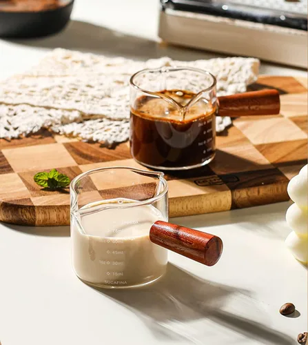 Vista 5 de Taza medidora de café expreso y vaso de chupito de espresso con mango de madera y boquilla doble como accesorios para café, leche y salsa de miel