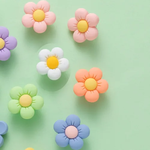 Vista 6 de NEVEGE Dijes de flores para zapatos para niñas, bonitos dijes de diseño para zapatos para adultos, adolescentes, niños, decoración de zapatos