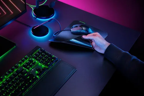 Vista 2 de Razer Sphex V3 - Alfombrilla de mouse dura para juegos factor de forma ultrafino, construcción de policarbonato resistente, base adhesiva, pequeña