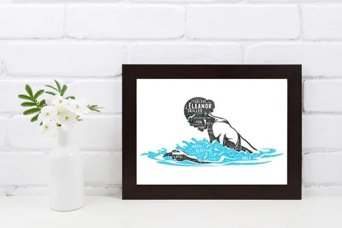 Vista 3 de Póster de natación de niña con trazo de pecho, póster de natación para niñas, regalos de arte de pared personalizados para nadadores, regalos