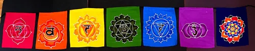 Vista 2 de Bandera tibetana de oración de chakras para colgar en la pared, decoración de meditación de yoga con 7 chakras, pintada con batik, tamaño XLG